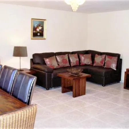 Luxury Oasis 4-bedroom With Private Pool In Fuengirola, Costa Del Sol *
